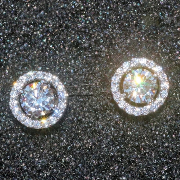 Pretty Round Stud Earrings - Picture 2 of 2